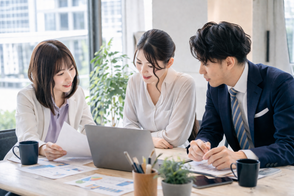 人手不足の改善に向けてチームで話し合うオフィスワーカー
